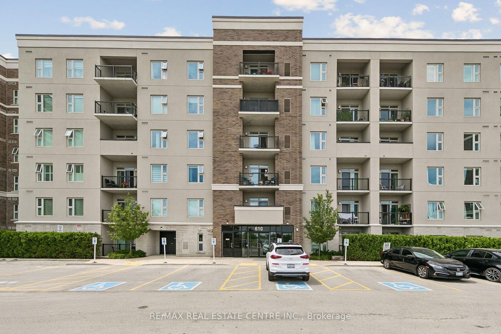 Property Photo: 610 Farmstead Drive 102 ON L9T 8X5