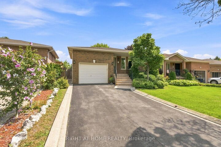 Property Photo: 39 Dante Court ON L4L 7V5