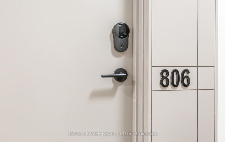 Property Photo: 4675 Metcalfe Avenue 806 ON L5M 0Z8