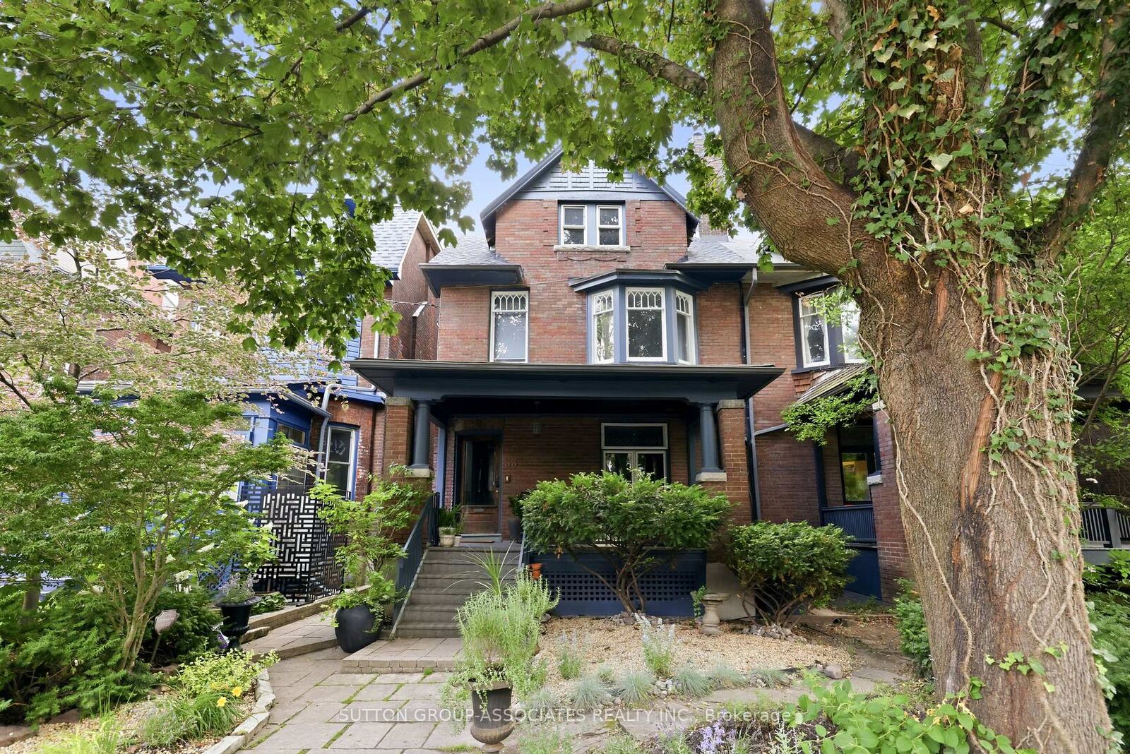 Property Photo: 33 Albany Avenue ON M5R 3C2