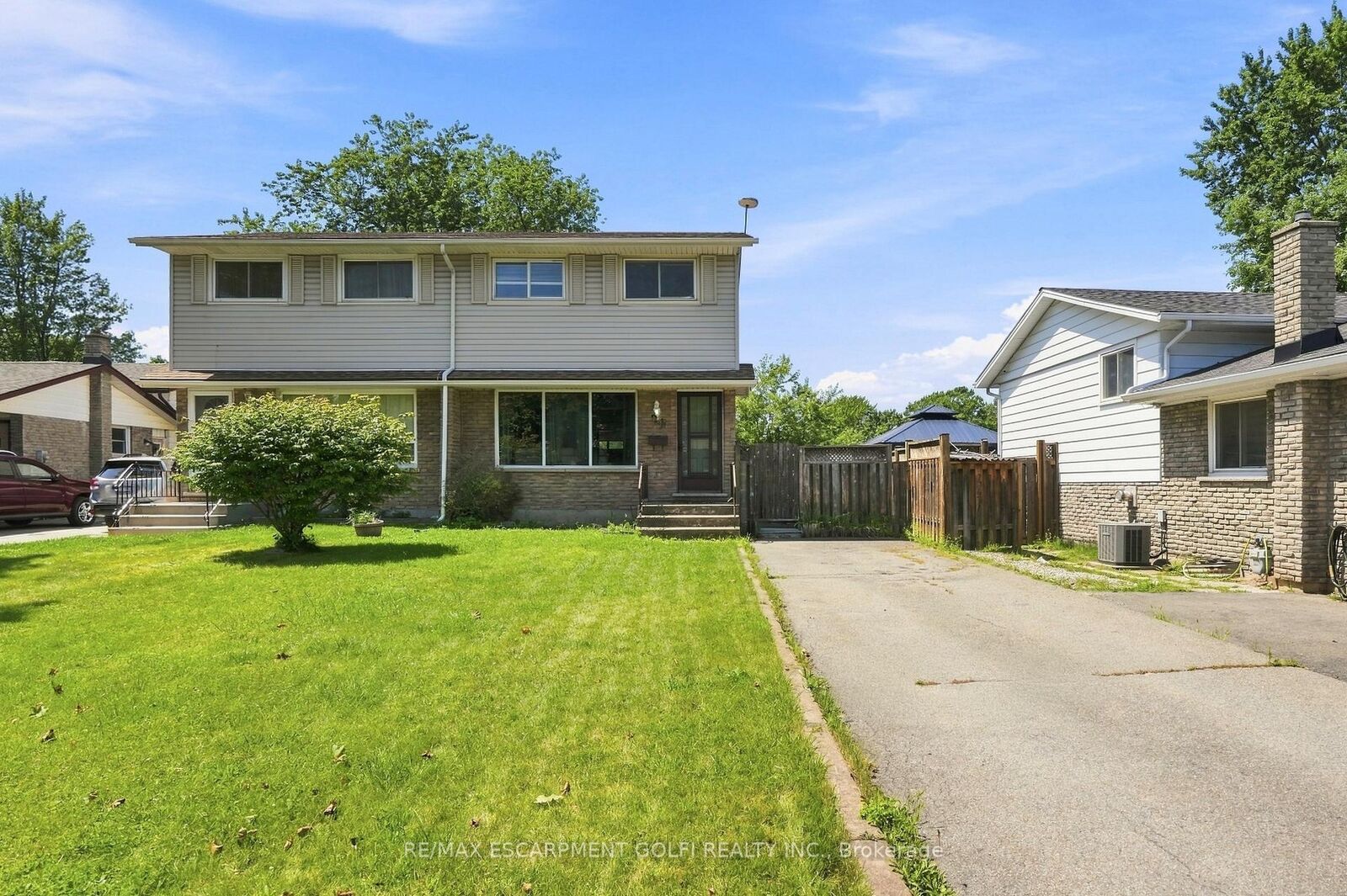 Property Photo: 20 Nottingham Court ON L3C 5X5