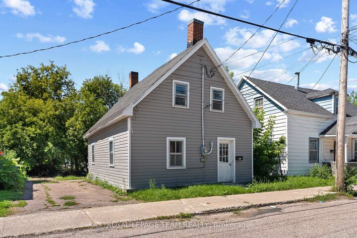 42 Bonnechere Street S — photo 1