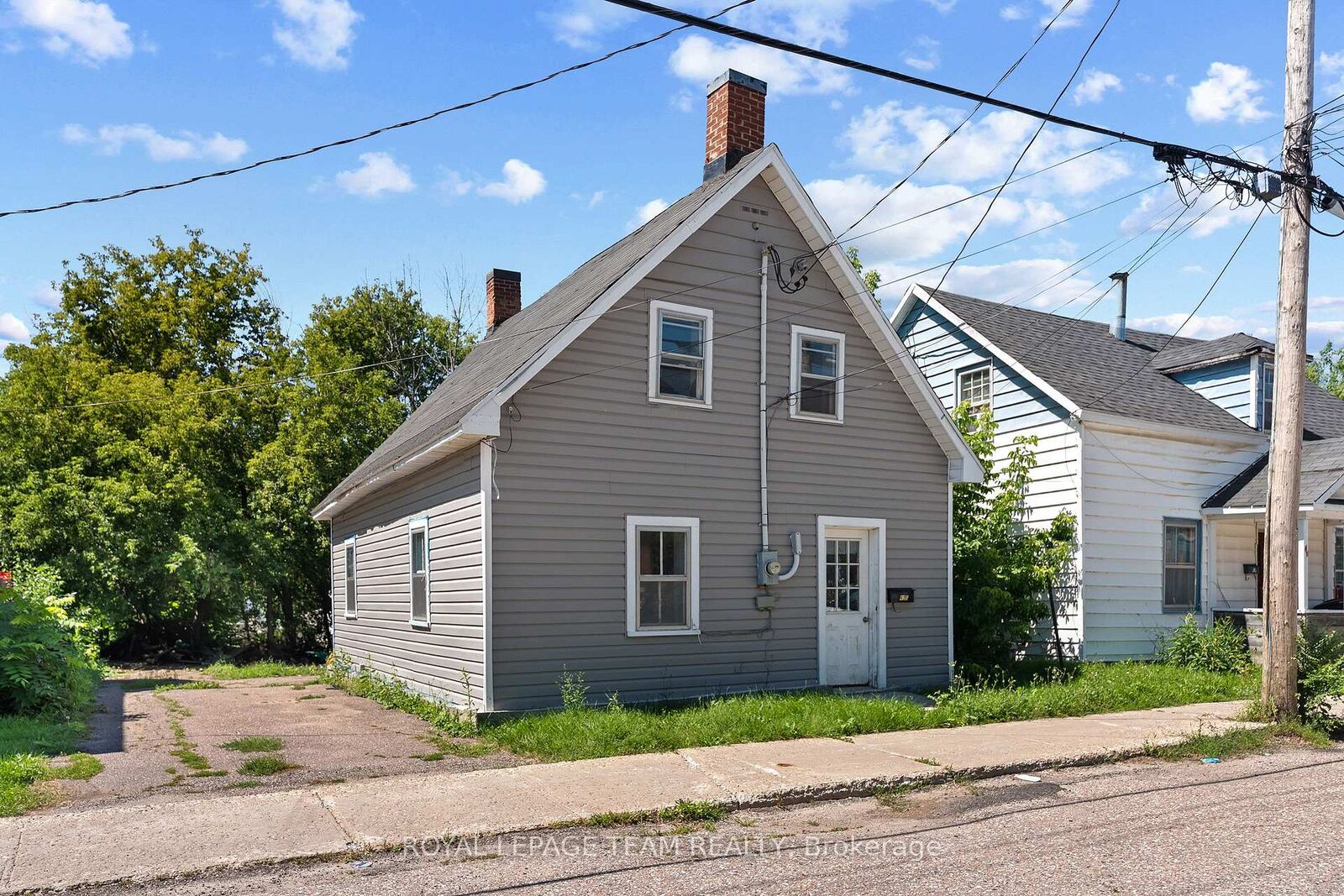 Property Photo:  42 Bonnechere Street S  ON K7V 1Z1 