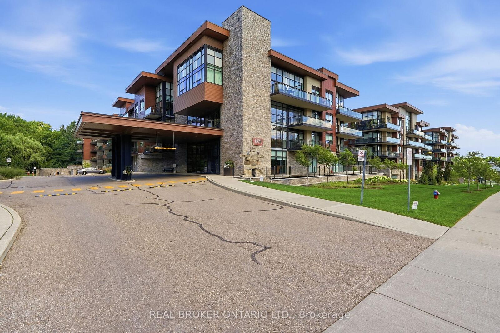 Property Photo: 1575 Lakeshore Road W 366 ON L5J 0B1