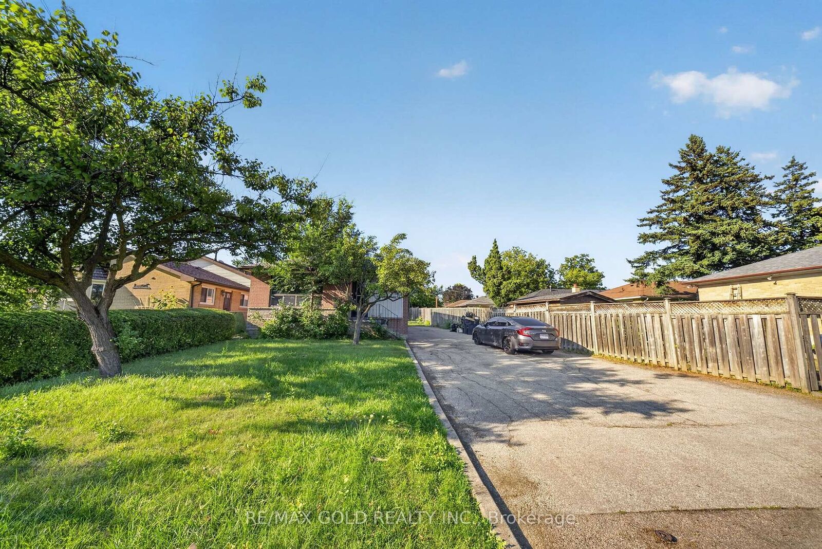 Photo de la propriété: 204 Taysham Crescent Upper ON M9V 1X7