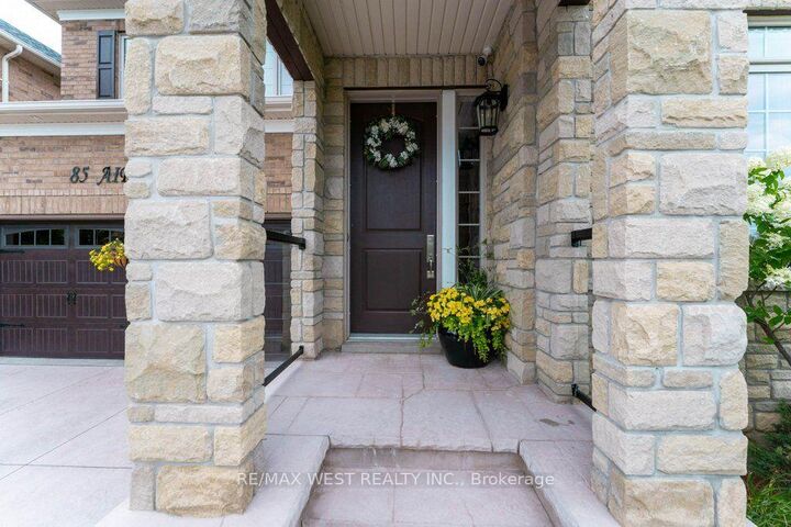 Property Photo: 85 Aird Court ON L9T 8B6