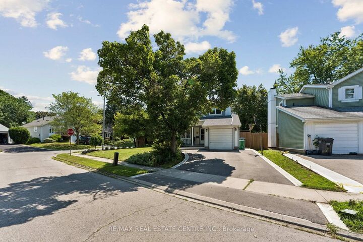 Property Photo: 29 Blueridge Square ON L6Z 1A2