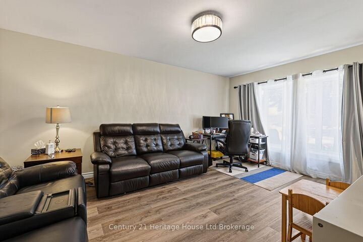 Property Photo: 138 Lyndale Crescent ON N4S 7S9