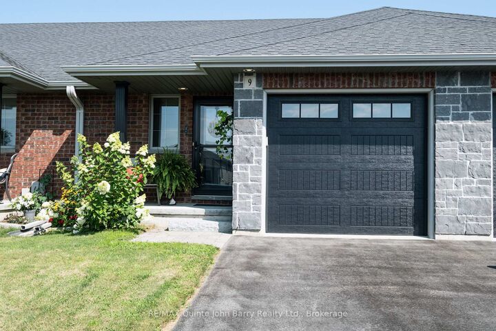 9 McIntosh Crescent — photo 1