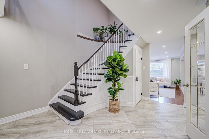 Property Photo: 2105 Folkway Drive ON L5L 3G3