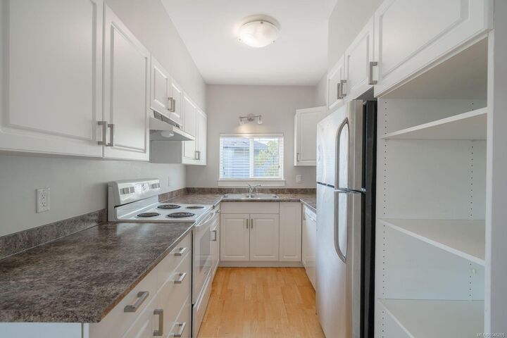 Property Photo: 121 Harewood Rd BC V9R 2Y7