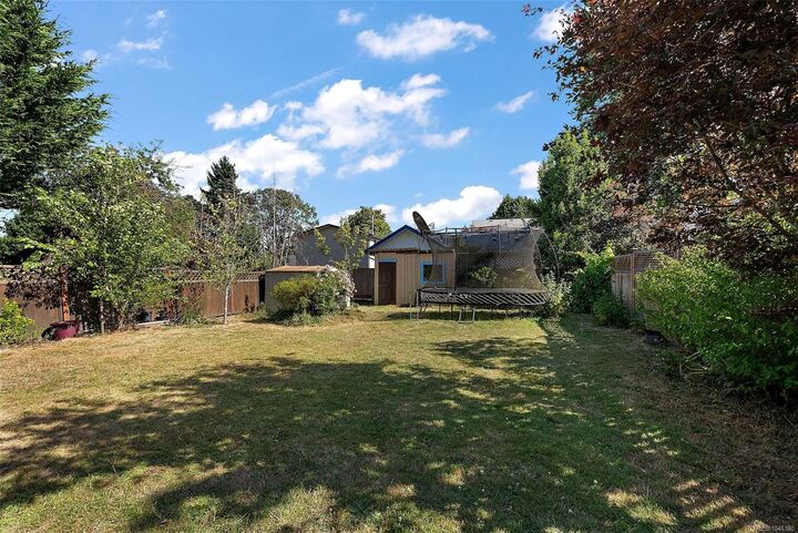 Property Photo: 855 Sevenoaks Rd BC V8X 3V8