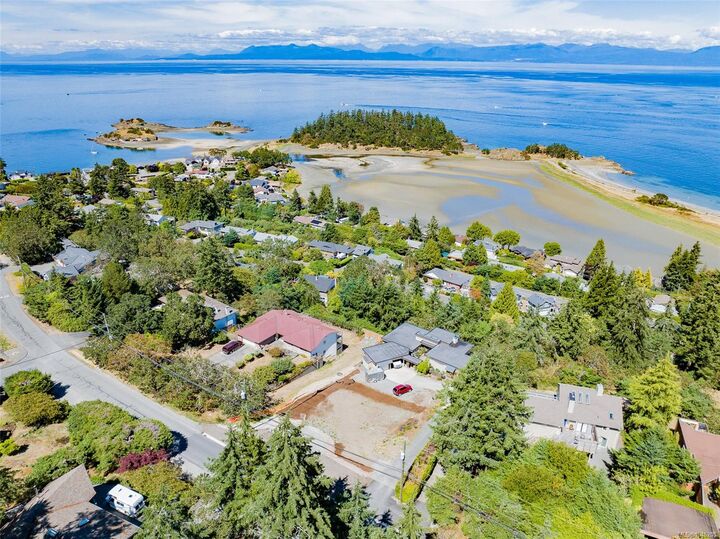 Property Photo:  3592 Oakridge Dr  BC V9T 1M4 