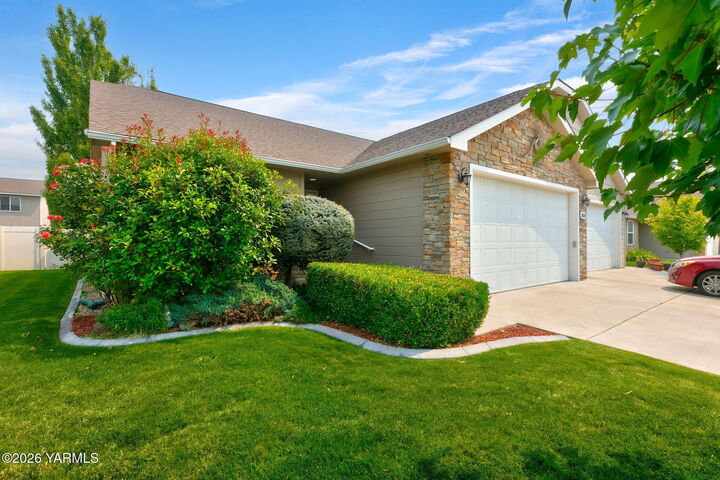 Property Photo:  1001 S 90th Ave  WA 98908 