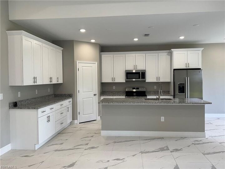 Property Photo: 543 McArthur Blvd FL 33974