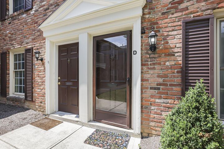 Property Photo:  952 Chatham Lane  OH 43221 