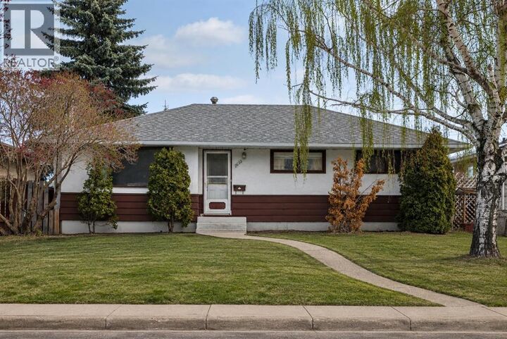 Property Photo: 2622 42 Street Southeast AB T2B 1G7