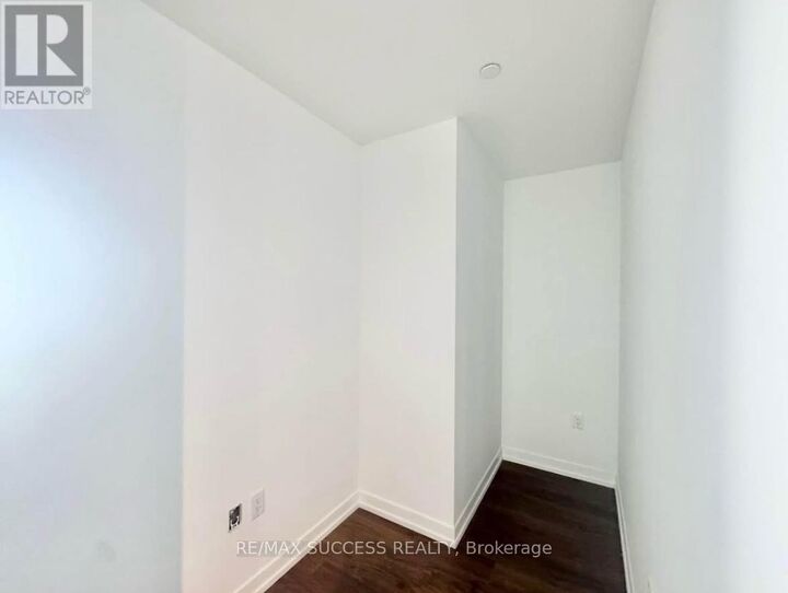 Property Photo: 251 Masonry Way 302 ON L5H 0B3