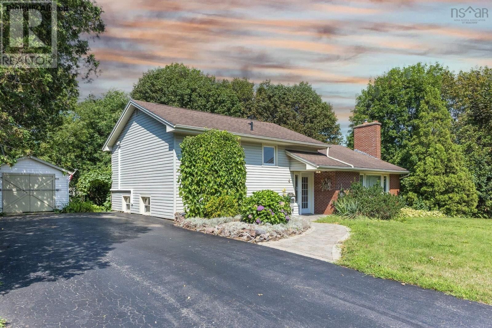 Property Photo: 4 Hillcrest Avenue North NS B4N 1W9
