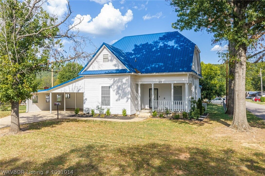 Property Photo:  612 N 2nd Street  AR 72949 