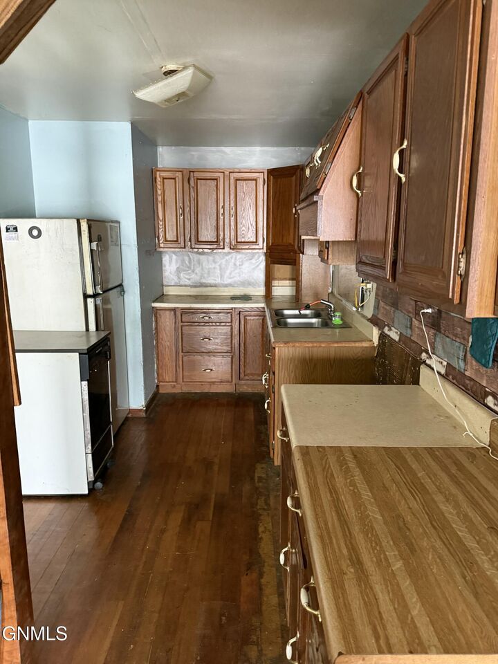 Property Photo:  904 Washington Avenue  ND 58638 