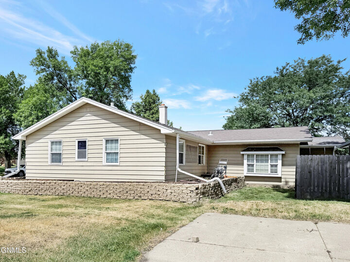 Property Photo:  286 5th Avenue S  ND 58421 
