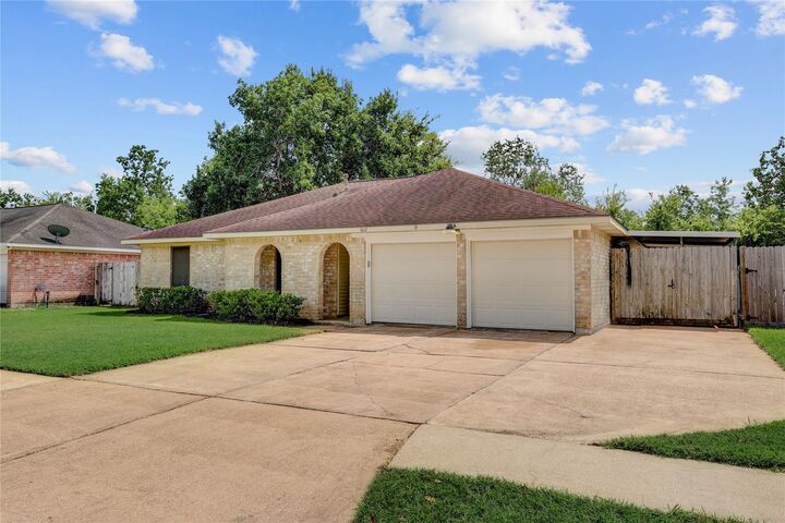 Property Photo:  1612 Cypress Hollow Street  TX 77581 