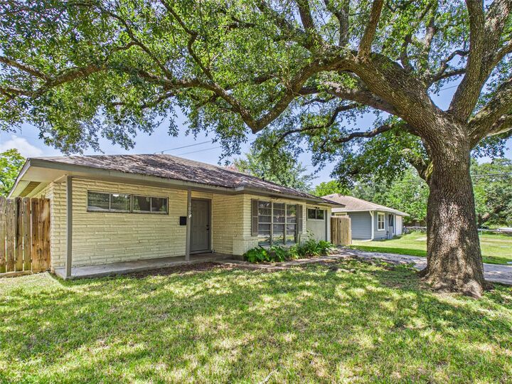 Property Photo: 302 Sycamore Drive TX 77563