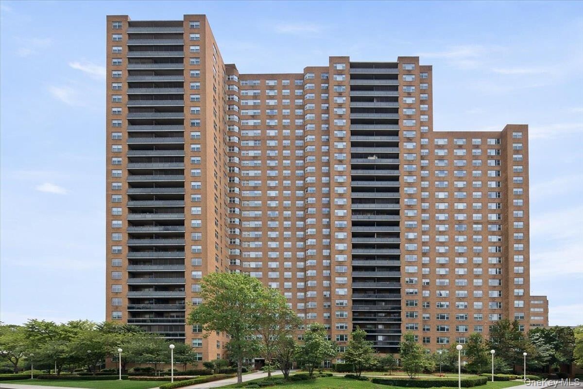 Property Photo:  70-25 Yellowstone Boulevard 4B  NY 11375 