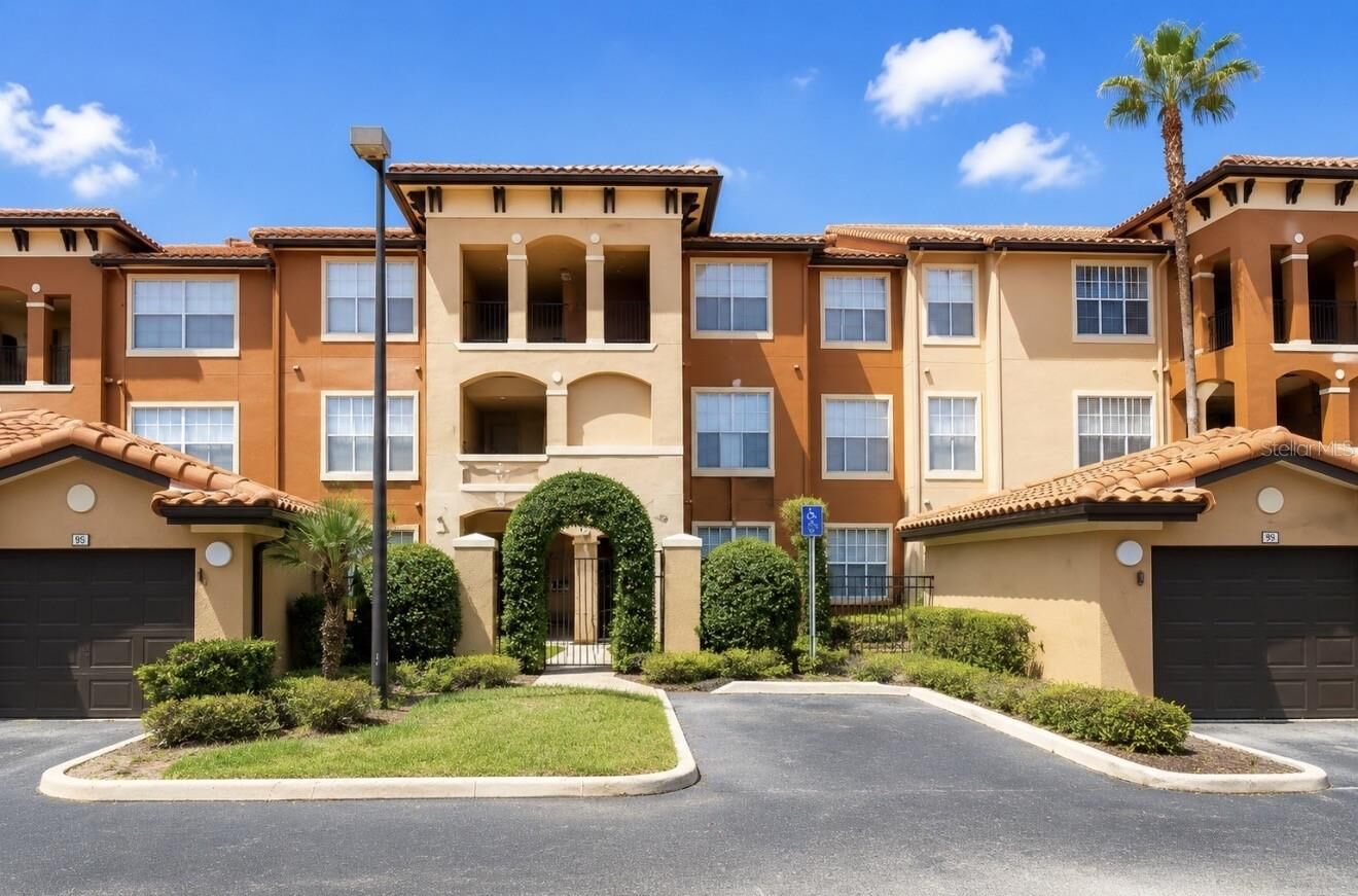 Property Photo: 5572 Metrowest Blvd 203 FL 32811
