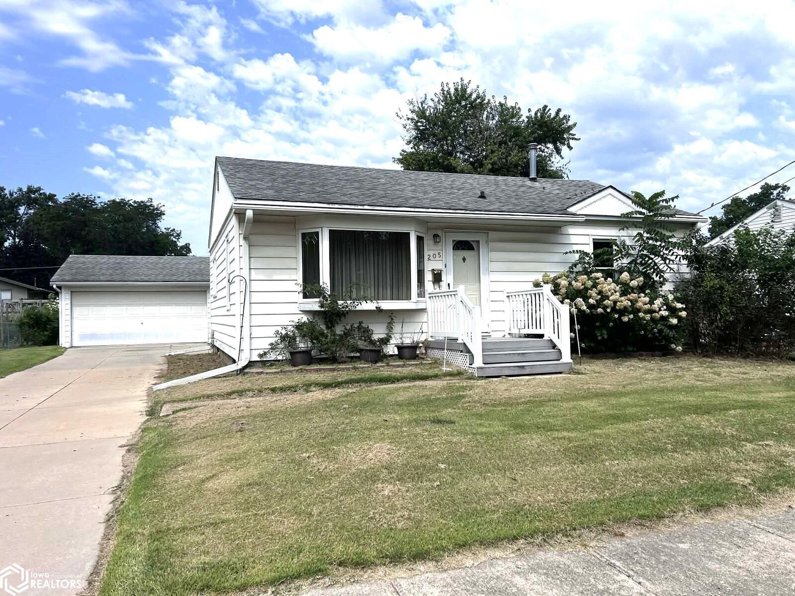 Property Photo: 205 Lynwood Avenue IA 52501