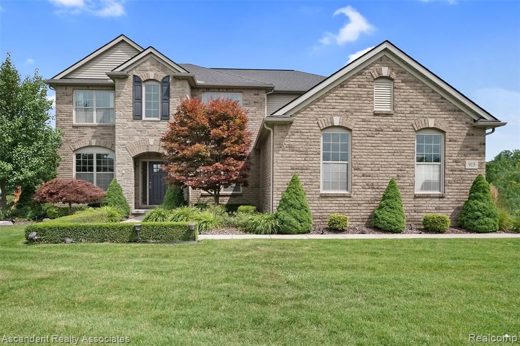 Property Photo: 915 Appleton Court MI 48363 1685