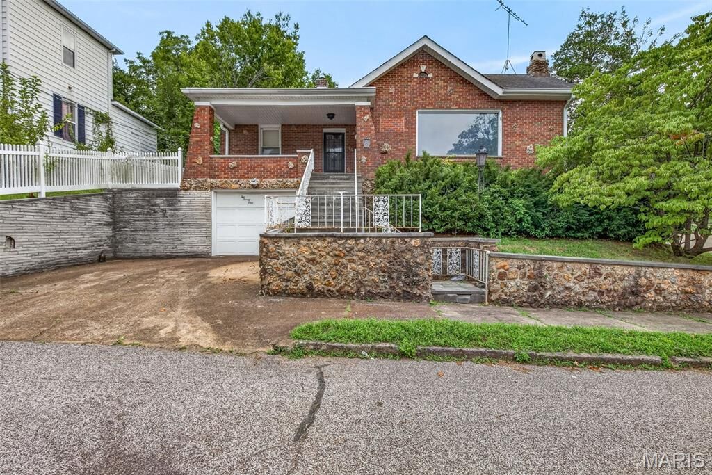 Property Photo: 221 Easton Street MO 63020