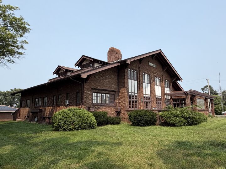 Property Photo:  109 W Macon Street  IL 61727 