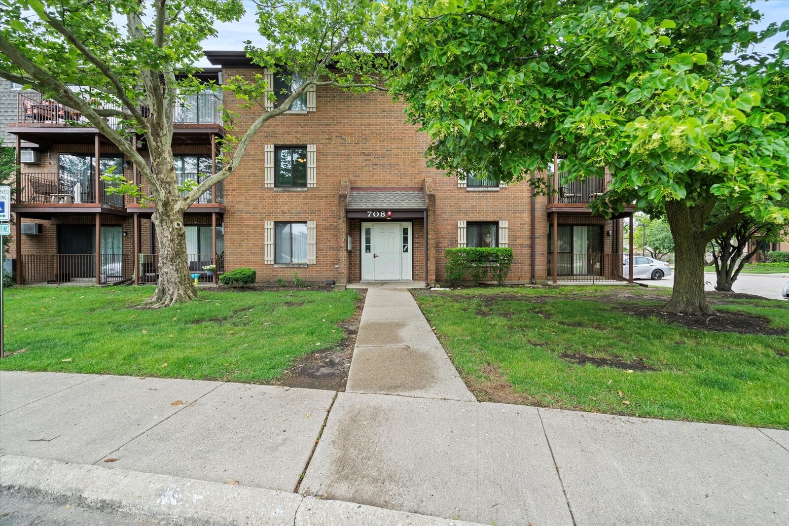 Property Photo: 708 N Briar Hill Lane 3 IL 60101