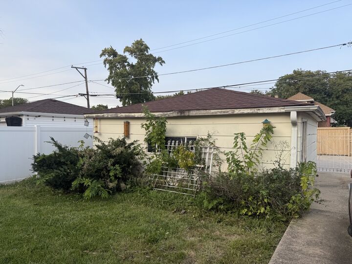Property Photo:  2003 S 20th Avenue  IL 60155 