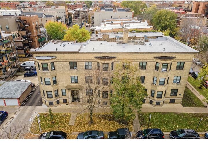 Property Photo: 923 W Waveland Avenue 1D IL 60657
