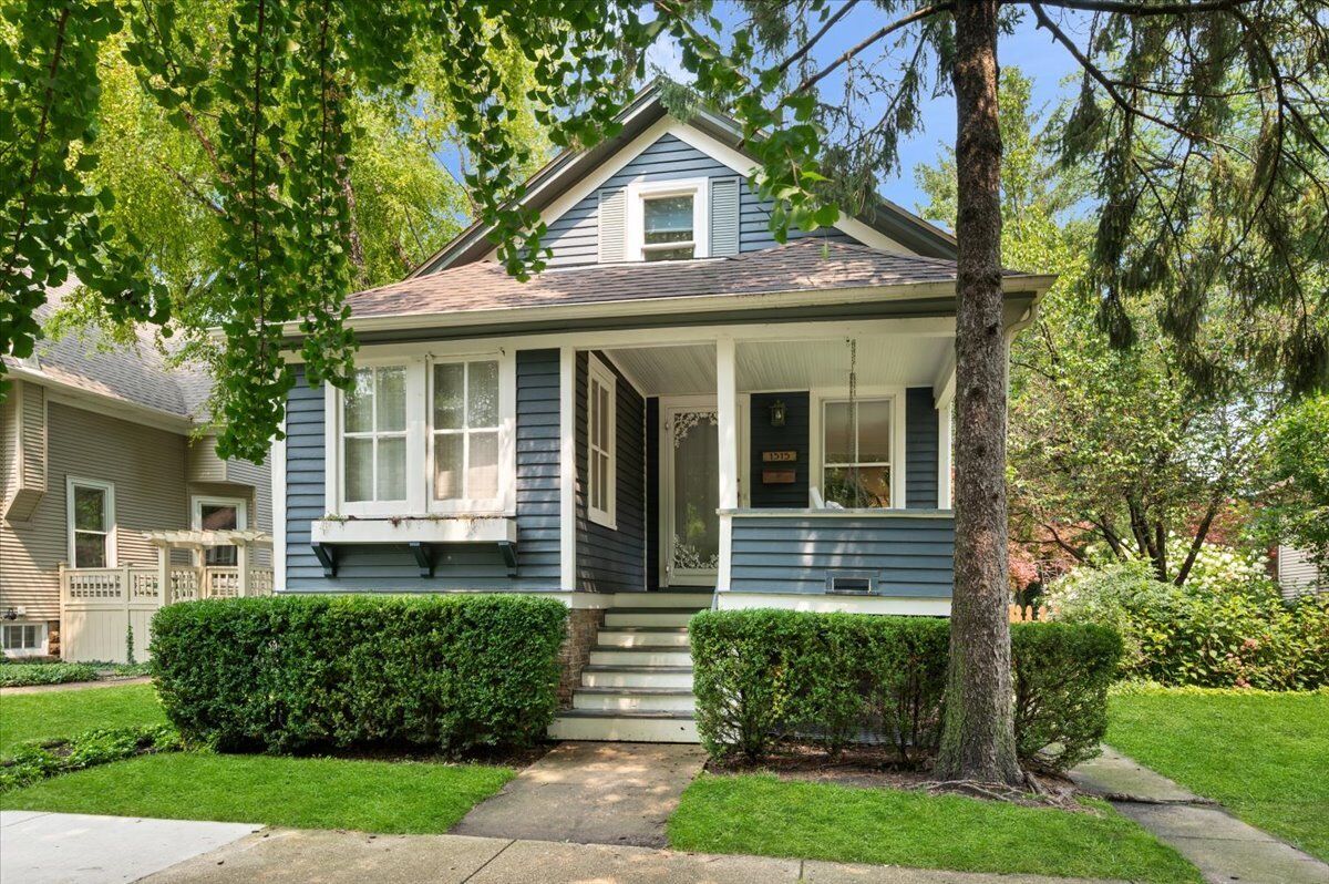 Property Photo: 1315 Leonard Place IL 60201