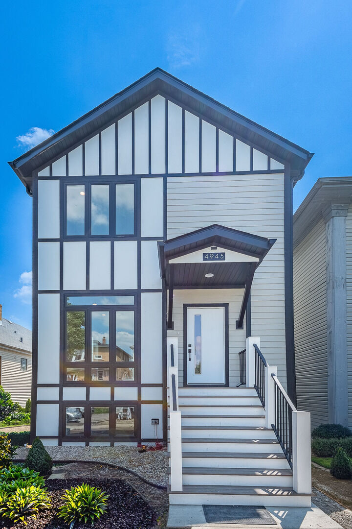 Property Photo: 4945 W Berenice Avenue IL 60641
