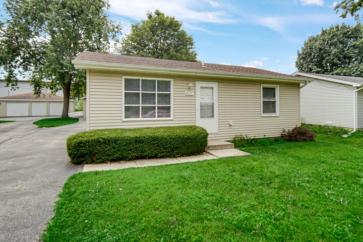 Property Photo: 2117 Greengold Street IL 60403