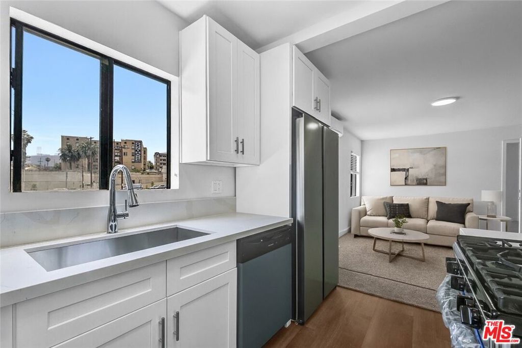 Property Photo:  2625 San Marino Street  CA 90006 