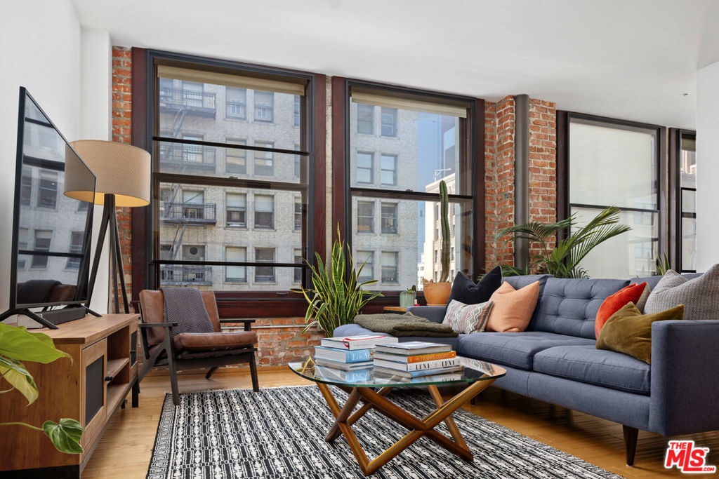 Property Photo:  460 S Spring Street 916  CA 90013 