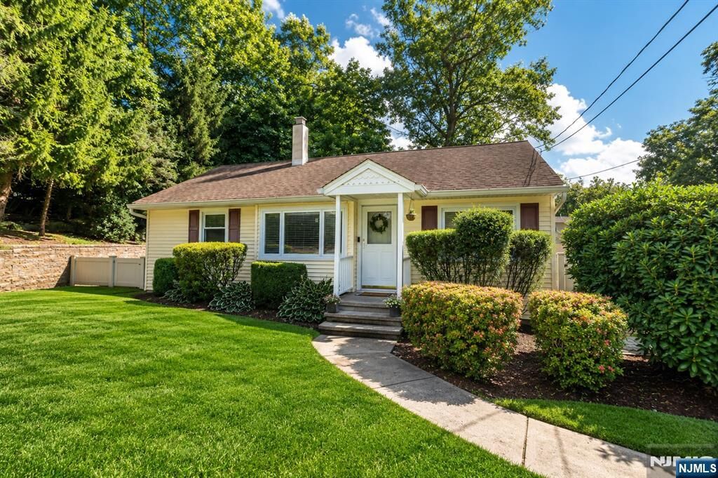 Property Photo:  13 Maple Road  NJ 07456 