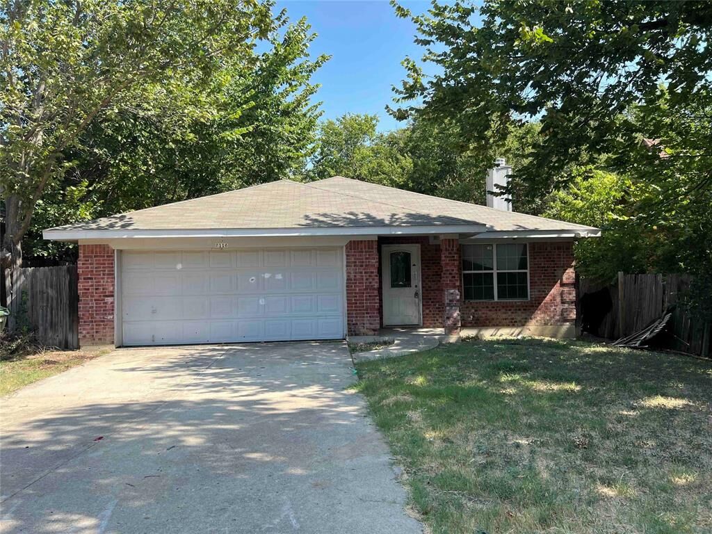 Property Photo: 8116 Albert Street TX 76108