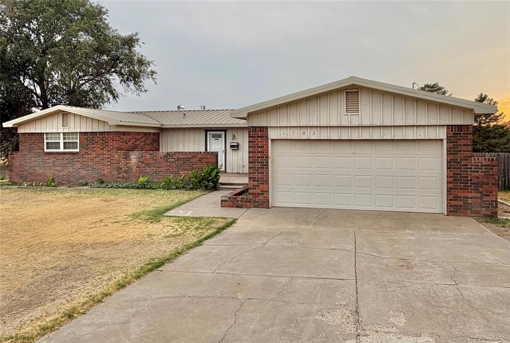 Property Photo: 1702 N Crumley Street OK 73942