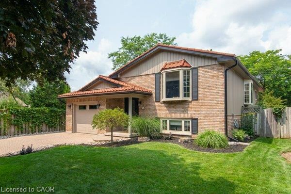 Property Photo: 154 Ambleside Court ON N2K 3E3