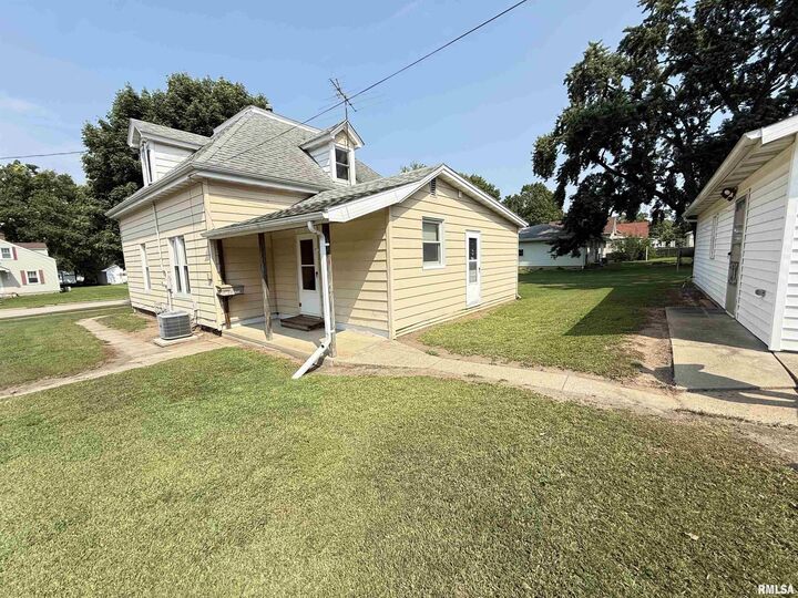 Property Photo:  416 S Prairie Street  IL 61540 