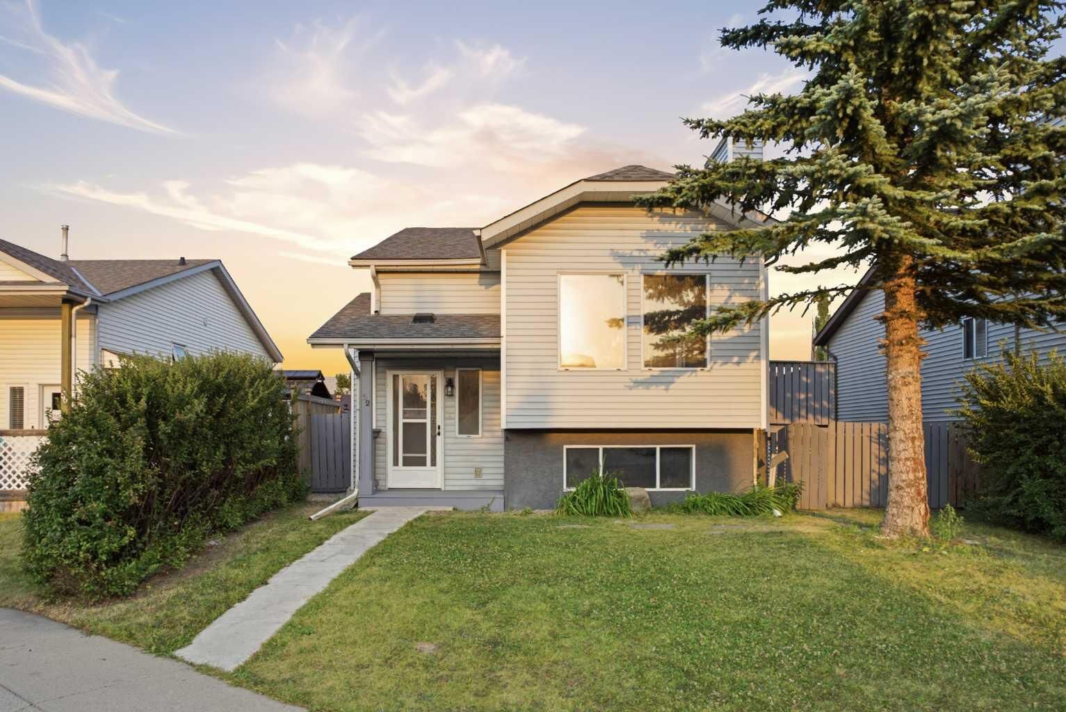Property Photo: 52 Erin Meadows Court SE AB T2B 2Z7