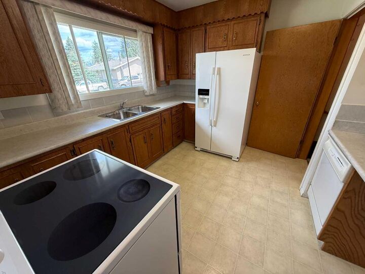Property Photo: 105 Poplar Place AB T7V 1E6