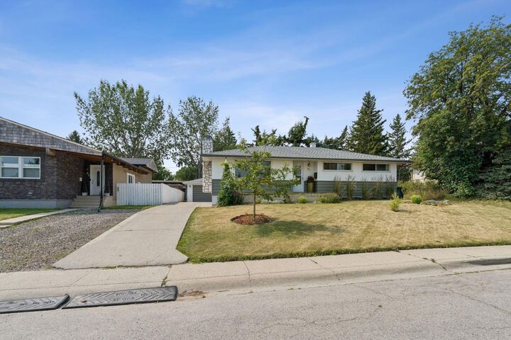 Property Photo: 91 Winslow Crescent SW AB T3C 2R3